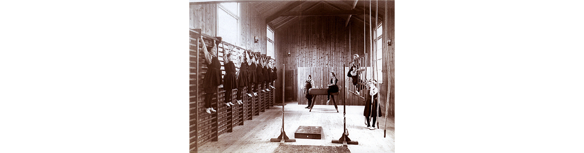 One of two removable buildings purchased in 1900; originally used as classrooms at the 222 High Street school.
Transported to the garden of the new Girls' school for use as a gymnasium. The Kings Road school was opened in 1902.